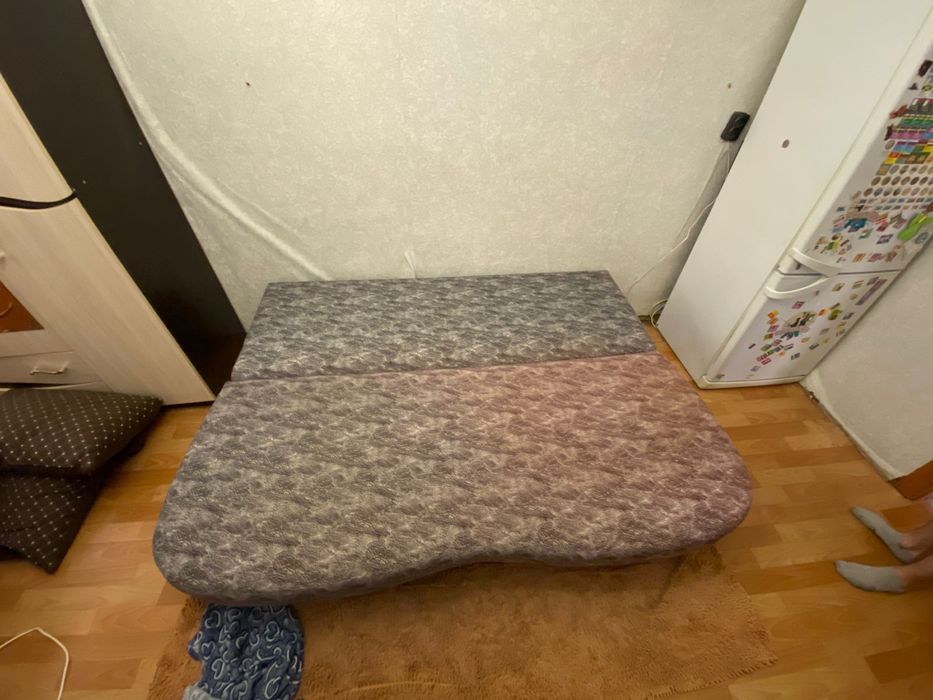 Продам,уголоый диван,обычный диван,письменный стол