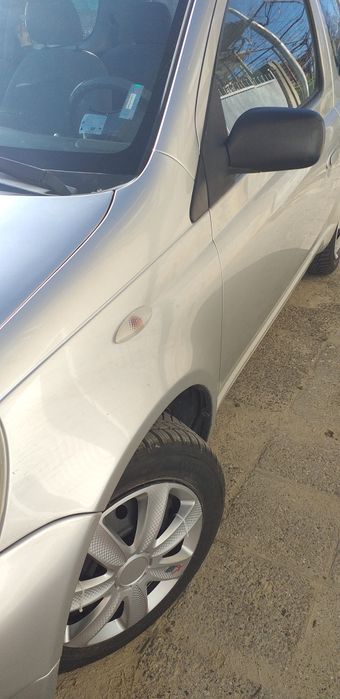 Продавам лек автомобил Тойота Ярис