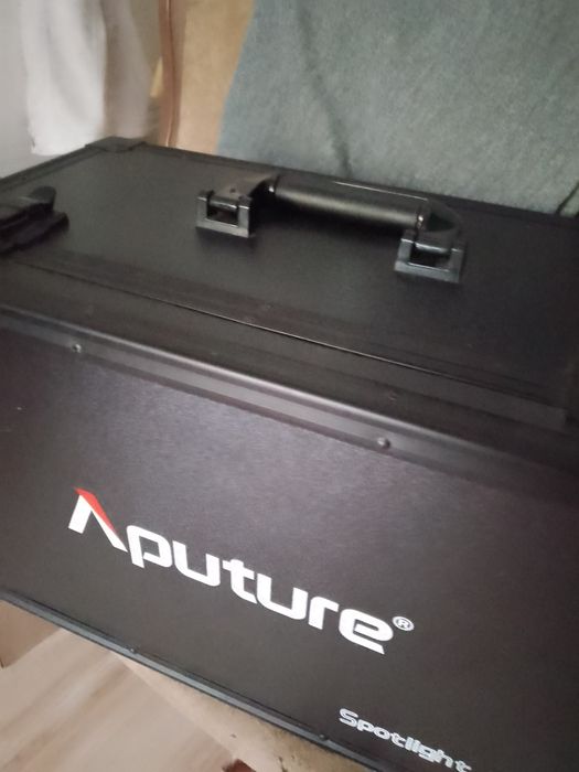 Продам линзу Aputure Spotlight 26
