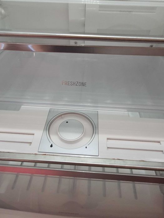 Продавам комбиниран хладилник с фризер Electrolux