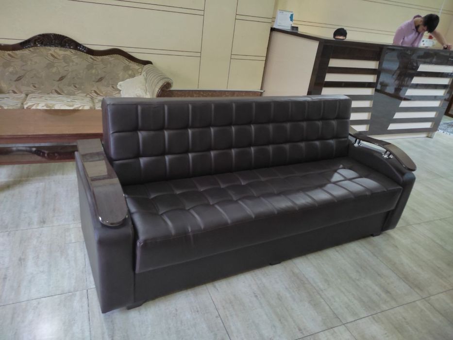 Диван кожанный 2.10 размер Внутри города доставка бесплатно