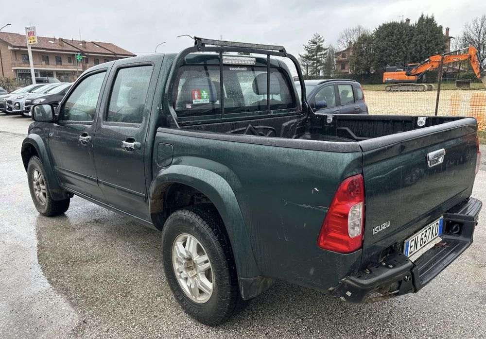 Isuzu D max на части