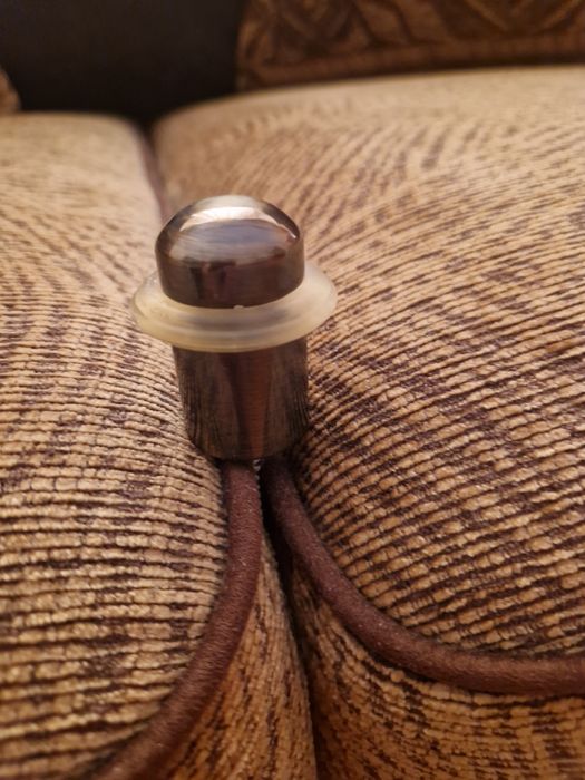 Ограничитель / фиксатор для двери