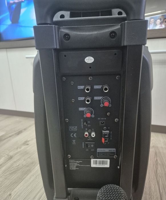 Vand boxa akai in stare perfecta de funtionare si extetic inpecabil