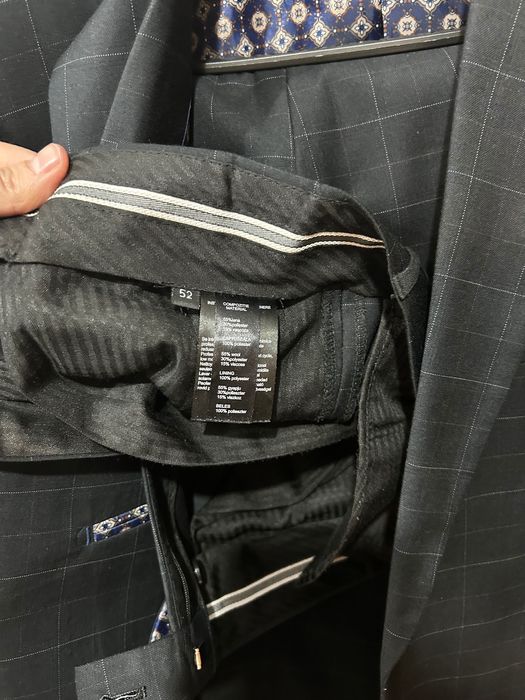 Vand costum in stare impecabilă