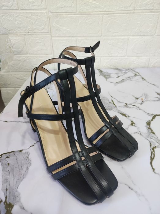 Босоножки кожаные