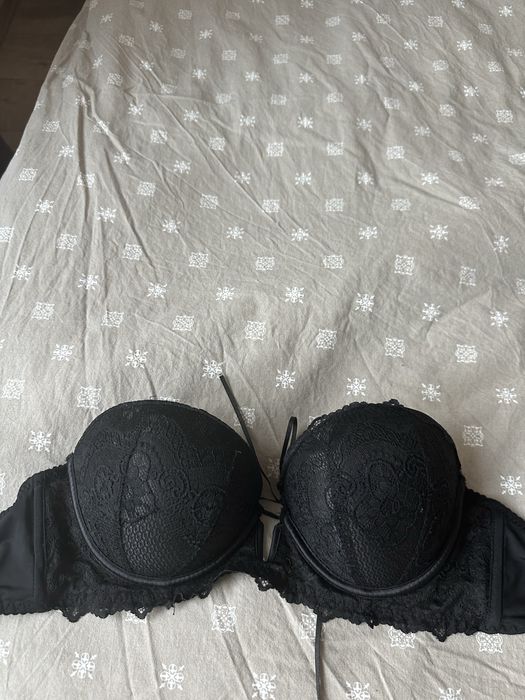 Секси сутиен бриджитка с дантела не е носен
