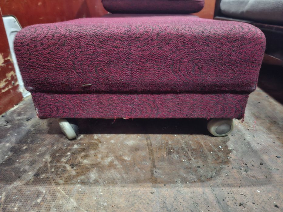 Мебели,стол,табуретки,диван