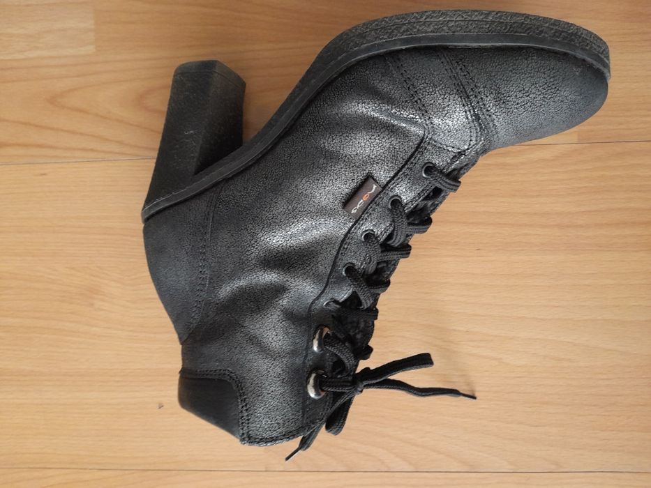 Продавам дамски боти спортни