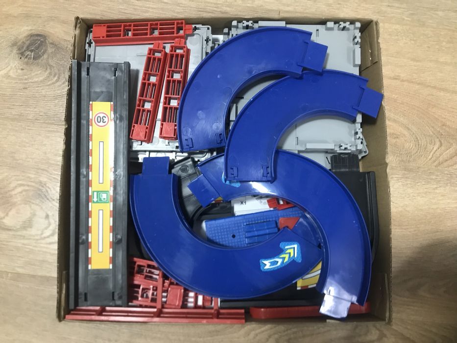 Писти, гаражи Hot Wheels и други