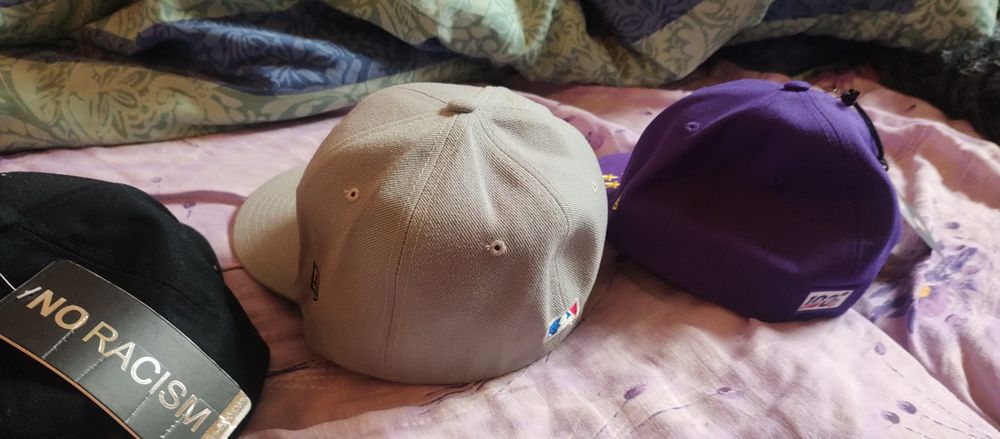 De vânzare șepci originale noi