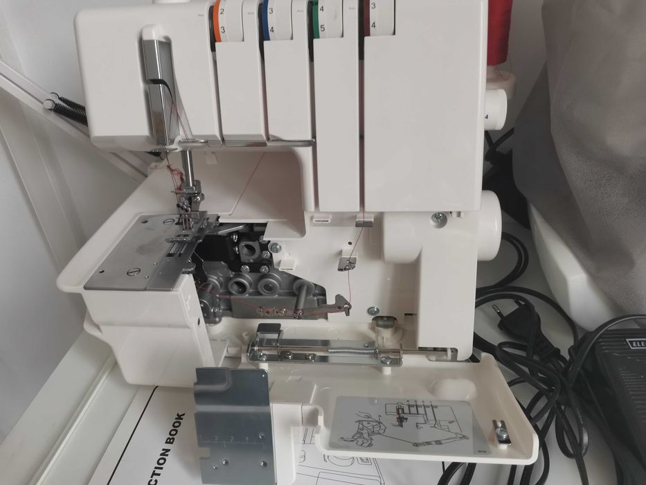 Masina de acoperire casnica Merrylock 3040 triplock