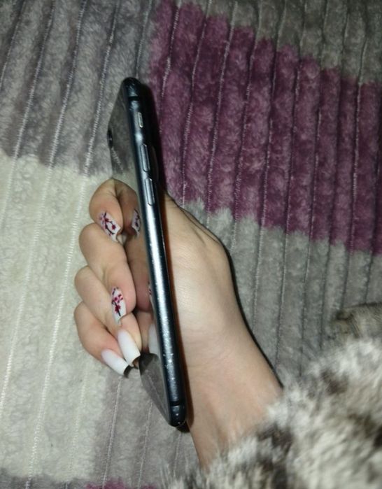 продам iphone 8.