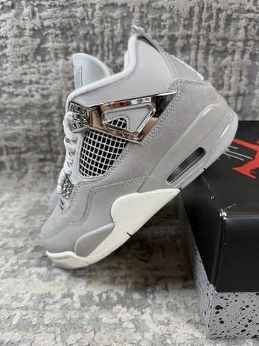 Sneakers Jordan4 Frozen Moments cu eticheta (nu Nike, Gucci, Adidas, Balenciaga)