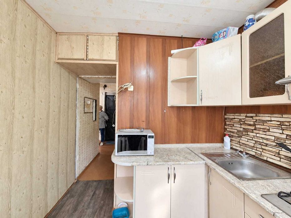 Продам  3-комн. квартиру на 6 мкр.