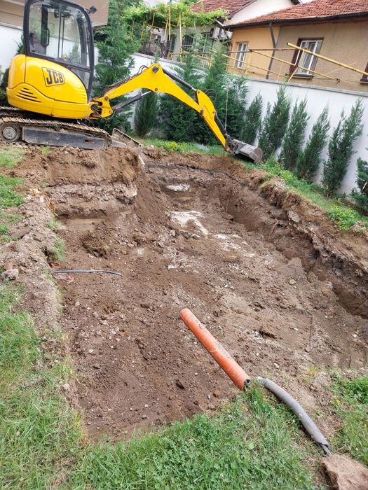 Услуги с багер ,самосвал и бобкат. Изкопаване на ями и канализации..