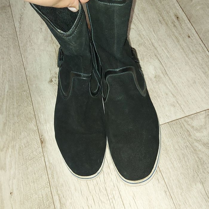 Продам замшевые ботинки 43 размер