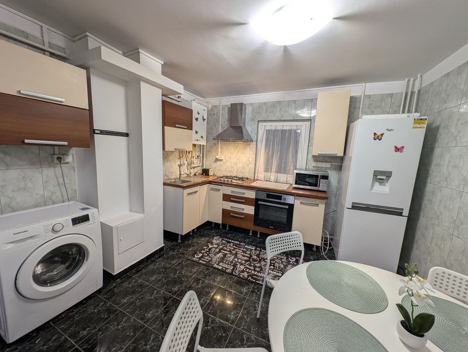 Proprietar închiriez apartament 3 camere langa mall