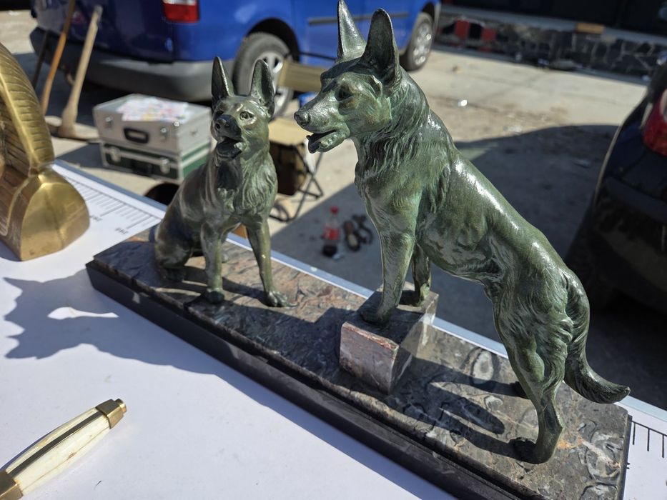 Много стара скулптура немски овчарки