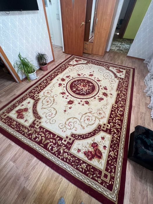 Продам натуральный ковер 2.5/3.5 метр чистый в хорошем состояний