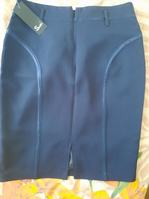 Дамска синя пола.