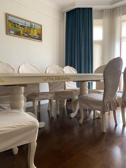 Гостиный деревянный стол