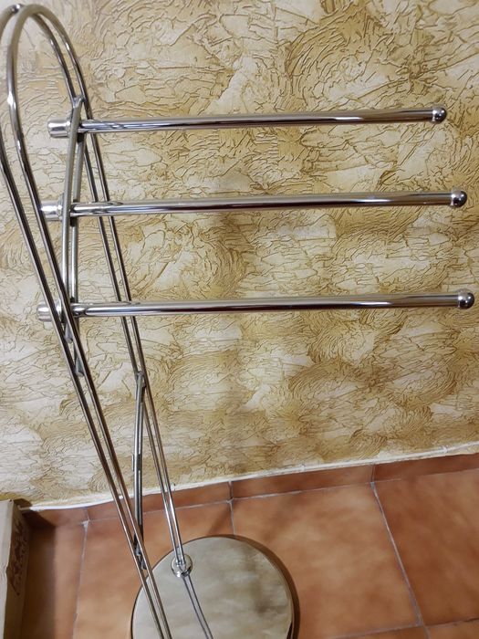 Поставка инокс,стояща за баня лукс за хавлии.