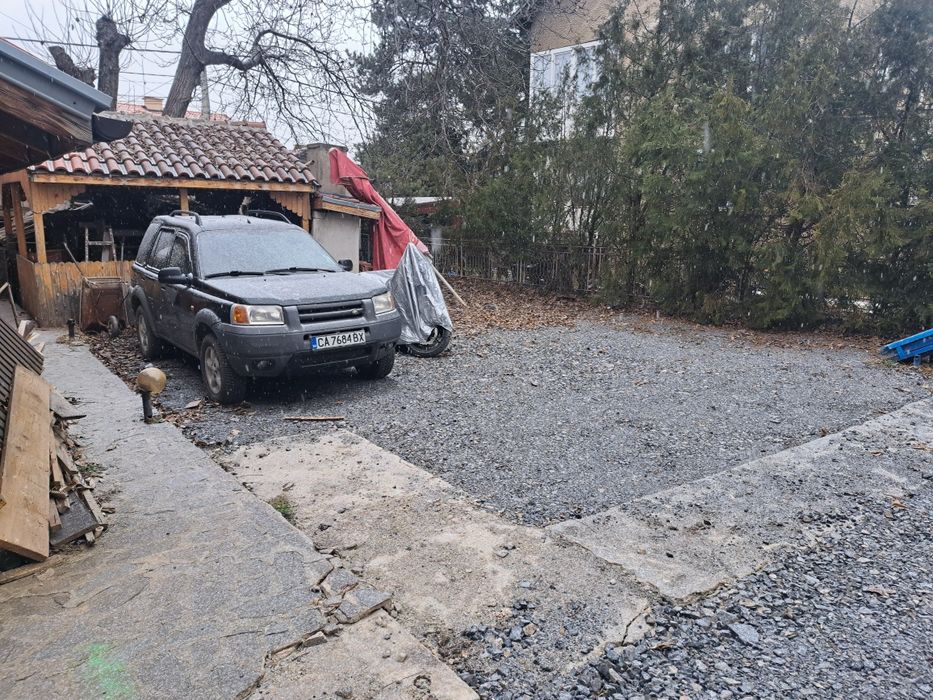 Давам място със постройка  под наем 300кв м