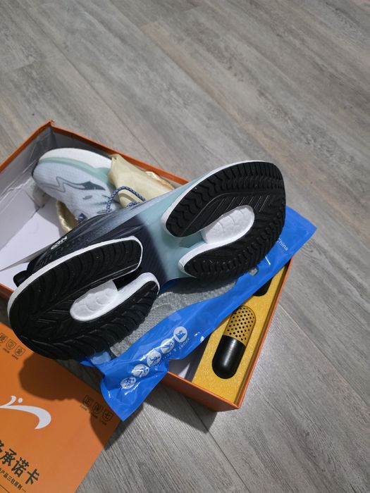 Кроссовки для бега фирменные