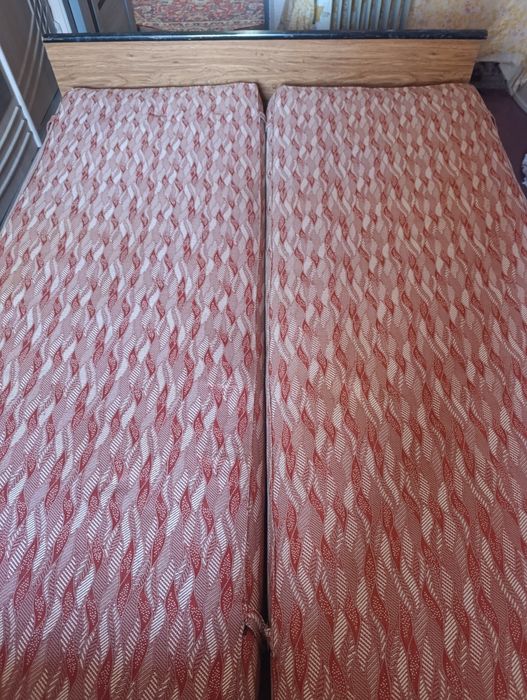 Кровать двухспальный пружиновый матрас