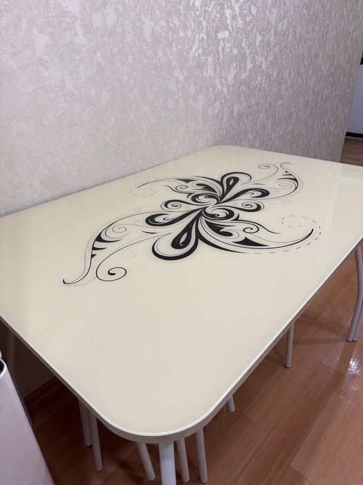 Продам кухонный стол с 3 стульями и 4 табуретками