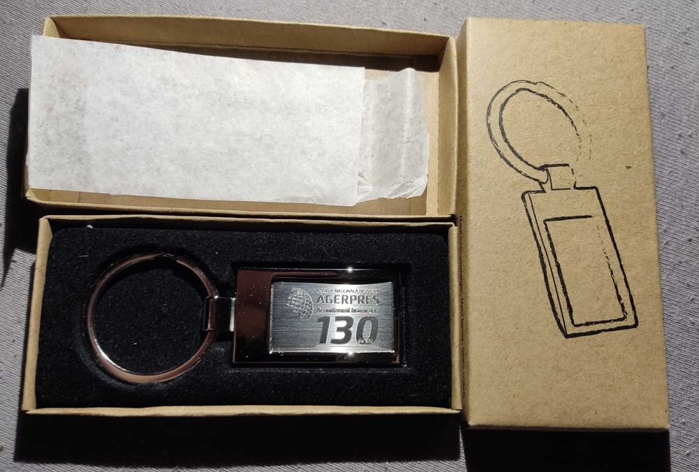 Breloc de chei Agerpres argintiu nou in cutie