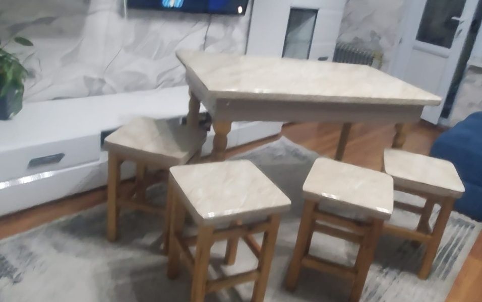 Кухонный стол с табуретами