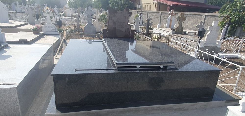 Vând monumente funerare
