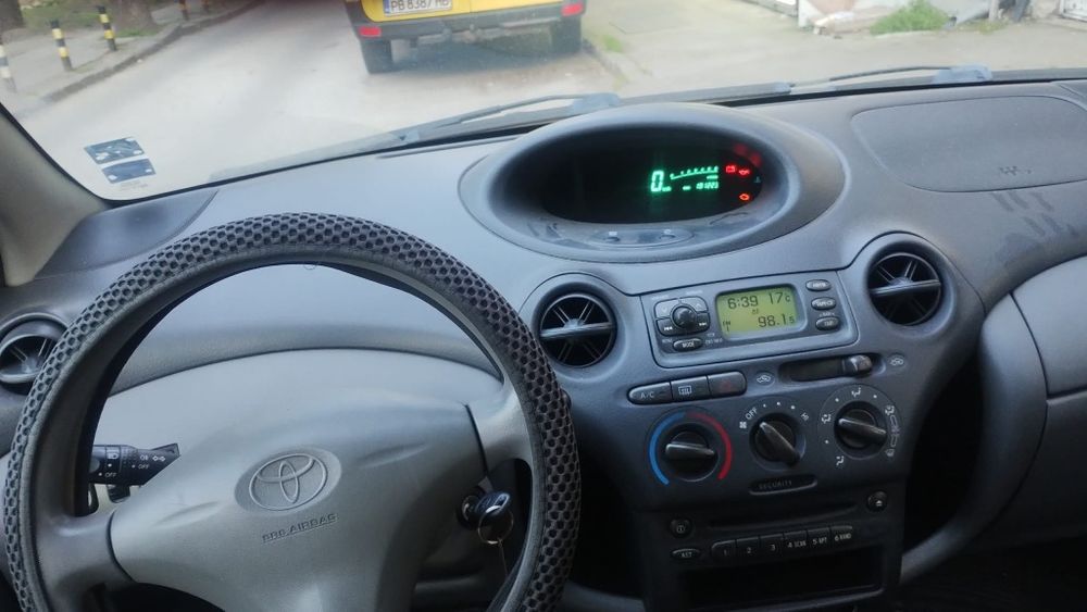 Toyota Yaris 1.0 бензин – 2003 г. – 191 000 км