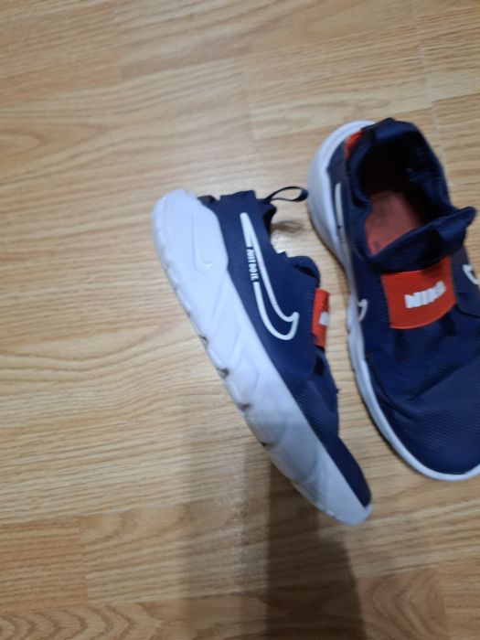 Продаю детские кроссовки NIKE