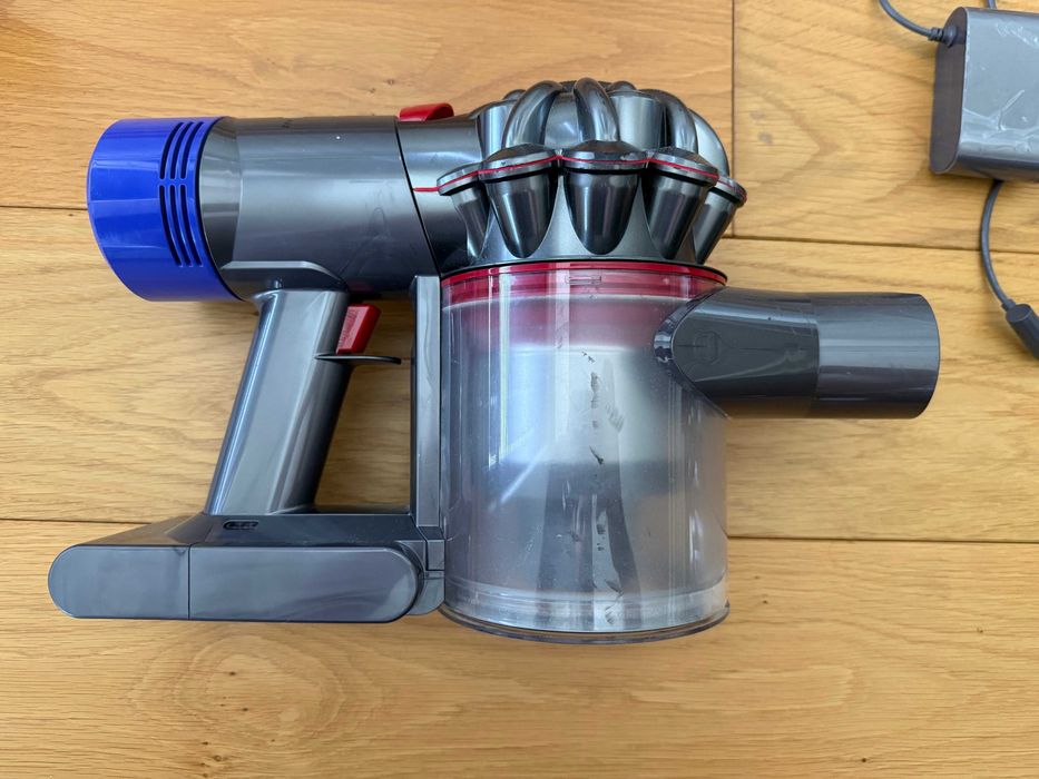 Dyson V8 Absolute (SV10) – Безкабелна прахосмукачка (За части/ремонт) + аксесоари