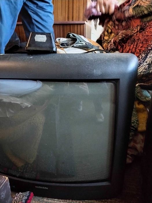 Продавам стари цветни телевизори
