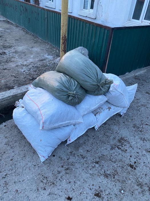 Коровий навоз в мешках