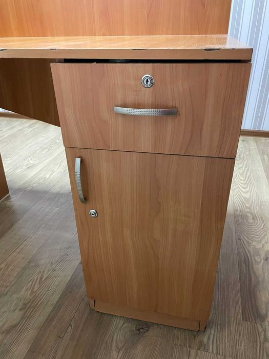 Рабочий стол с отсеками для книг, бумаг