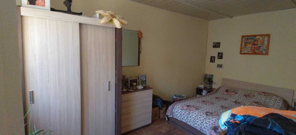 Две самостоятелни къщи в делим двор в с. Ген. Кантарджиево