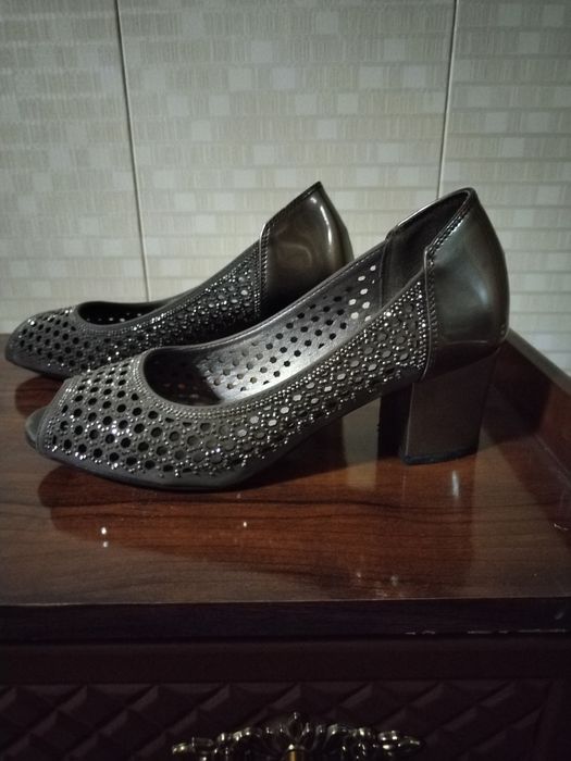 Ayollar uchun yozgi oyoq kiyim