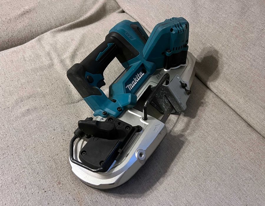 Fierastrau cu banda Makita DPB183 18V LXT profesional