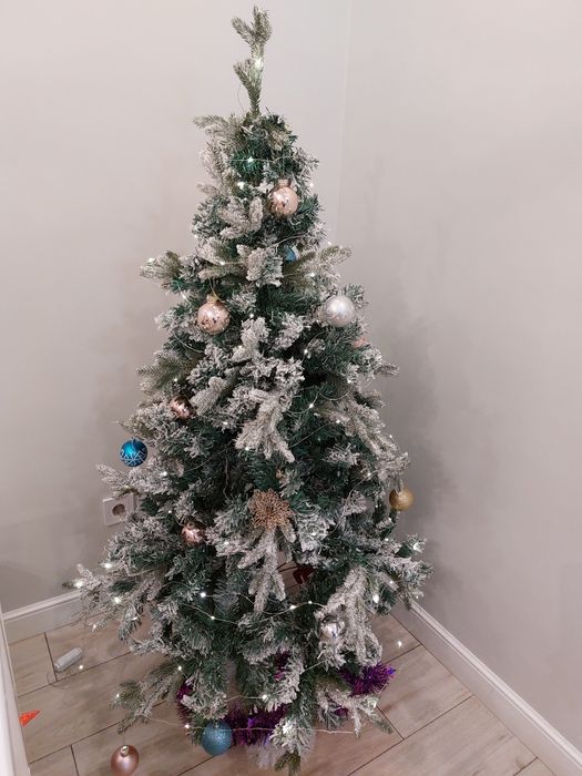 Новогодняя ёлка с игрушками