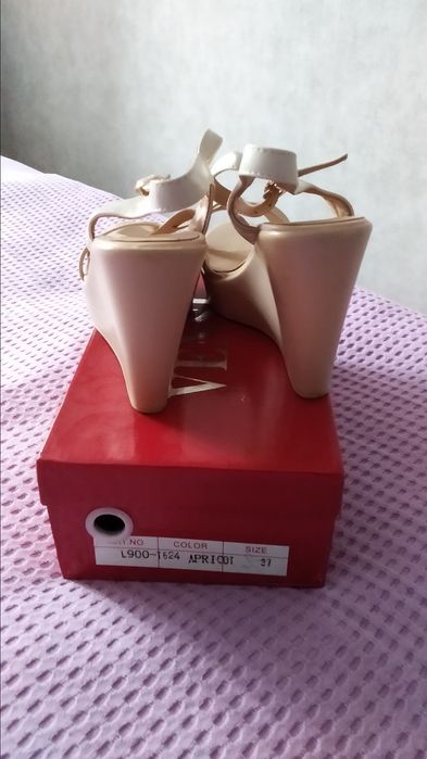 Продам босоножки женские