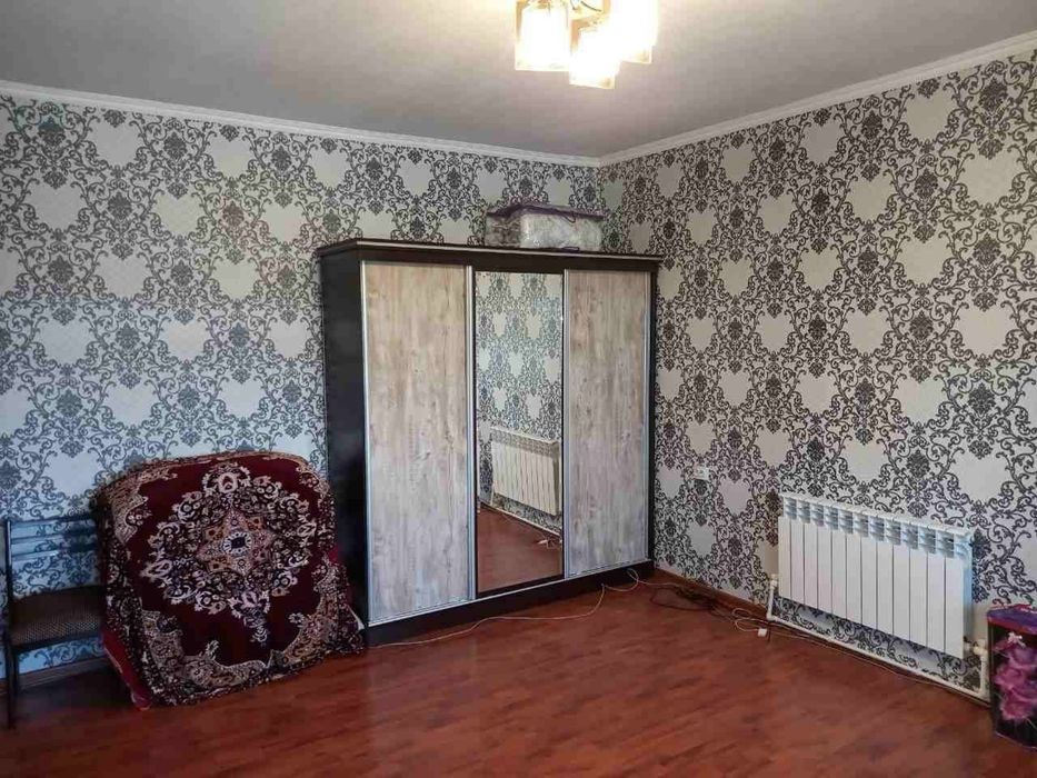 1 комнатная в 10 микрорайоне с мебелью и техникой (ковры есть)