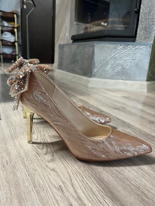 Розови токчета, 40 номер