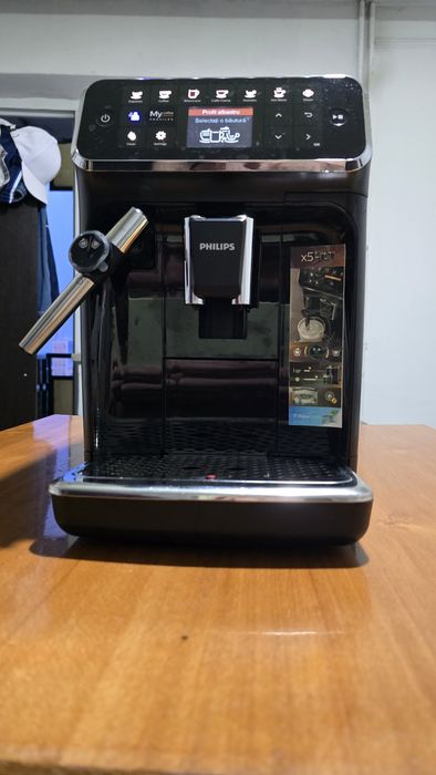 Espressor automat Philips EP4321/50, 5 bauturi, Sistem clasic de spumare a laptelui, Rasnita ceramica, Filtru AquaClean, Negru.