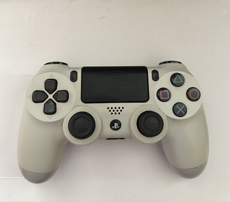 PS4 + 8 jocuri+ 2 controllere