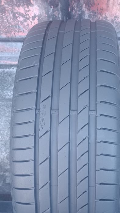 225/40/18 Kumho .